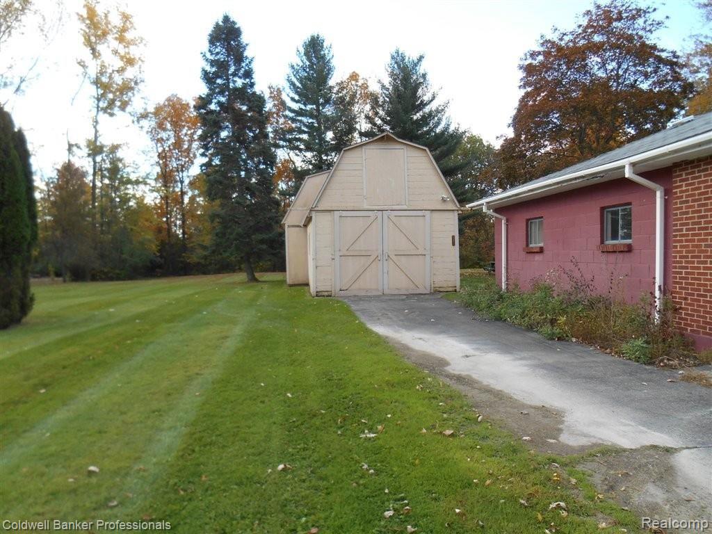 1114 Bloomer Road Rochester, MI 48307 - Photo 21 of 26 Barn