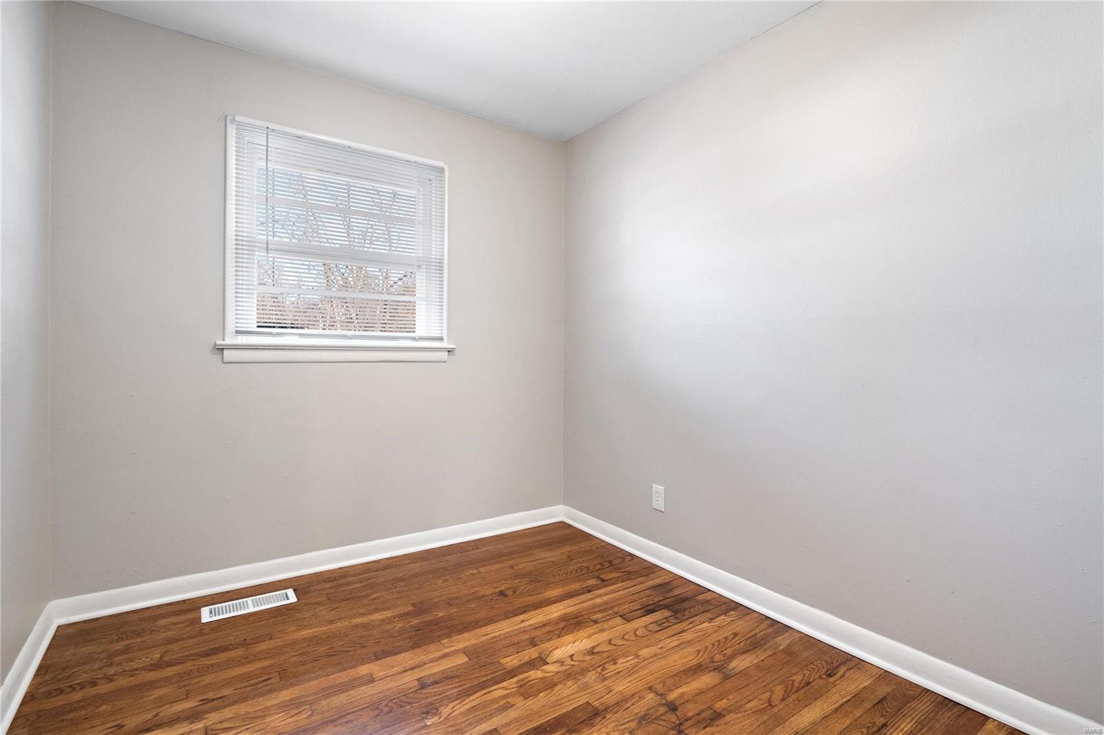 1056 Renshaw Drive St. Louis, MO 63135 - Photo 13 of 23