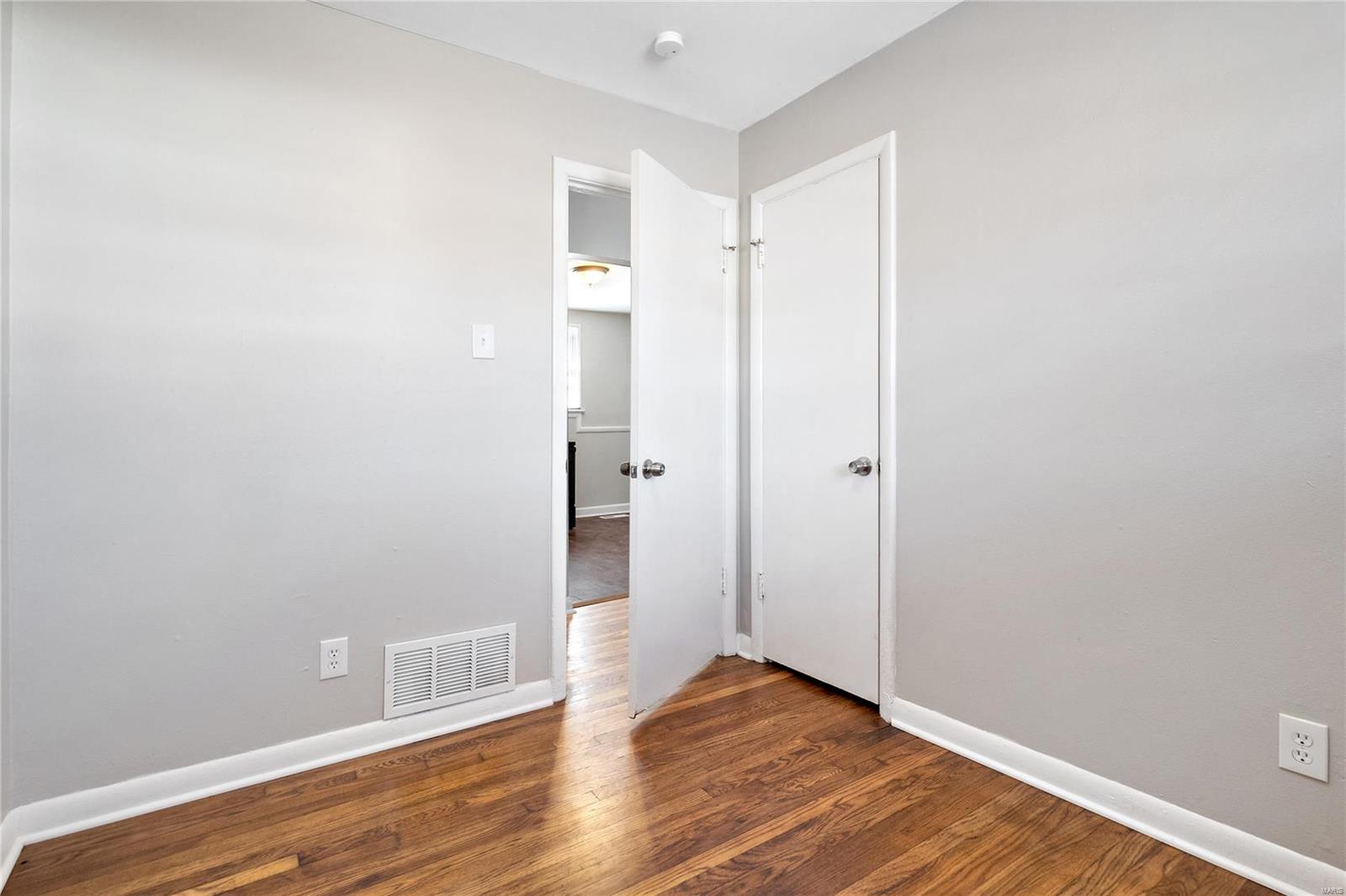 1056 Renshaw Drive St. Louis, MO 63135 - Photo 14 of 23