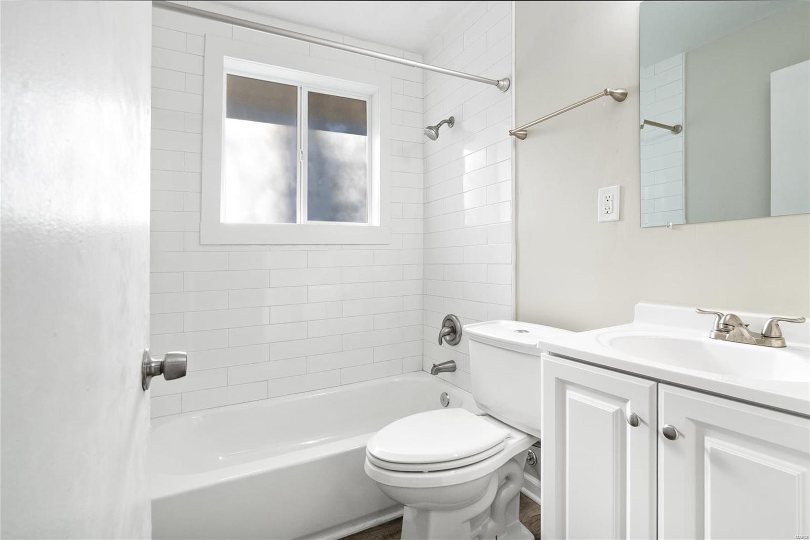 1056 Renshaw Drive St. Louis, MO 63135 - Photo 8 of 23