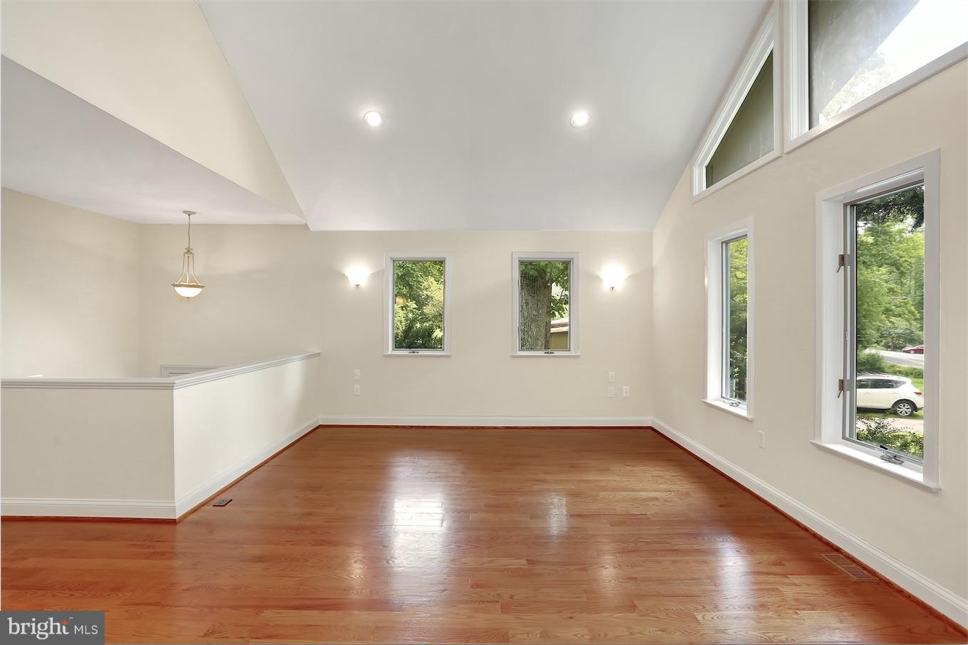 252 Cape St John Road Annapolis, MD 21401 - Photo 10 of 30 Living Room with vaulted ceiling