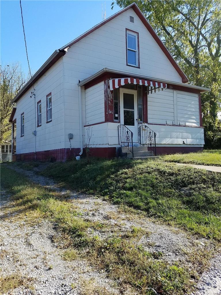 221 Springfield Road Hillsboro, IL 62049 - Photo 1 of 18 Gallery Image 1