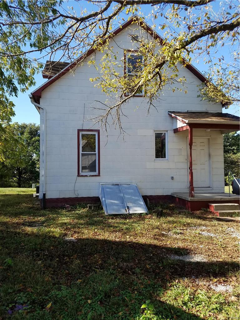 221 Springfield Road Hillsboro, IL 62049 - Photo 3 of 18 Gallery Image 3