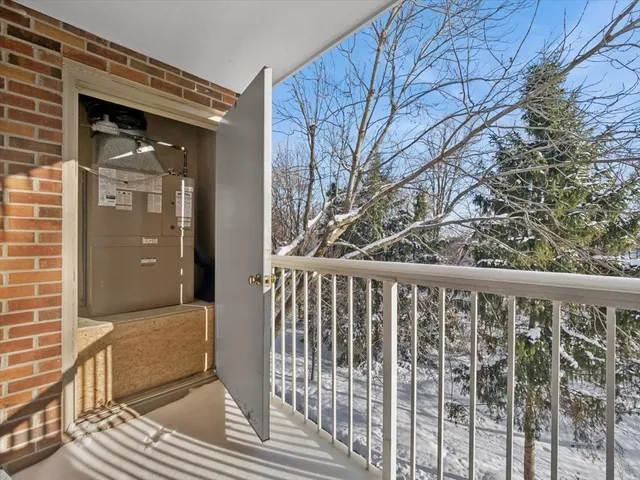 $82,500 | 605 Barrington Avenue, Unit 350, East Dundee, IL 60118