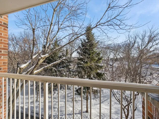 $82,500 | 605 Barrington Avenue, Unit 350, East Dundee, IL 60118