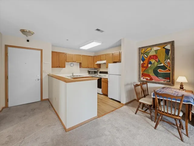 $82,500 | 605 Barrington Avenue, Unit 350, East Dundee, IL 60118