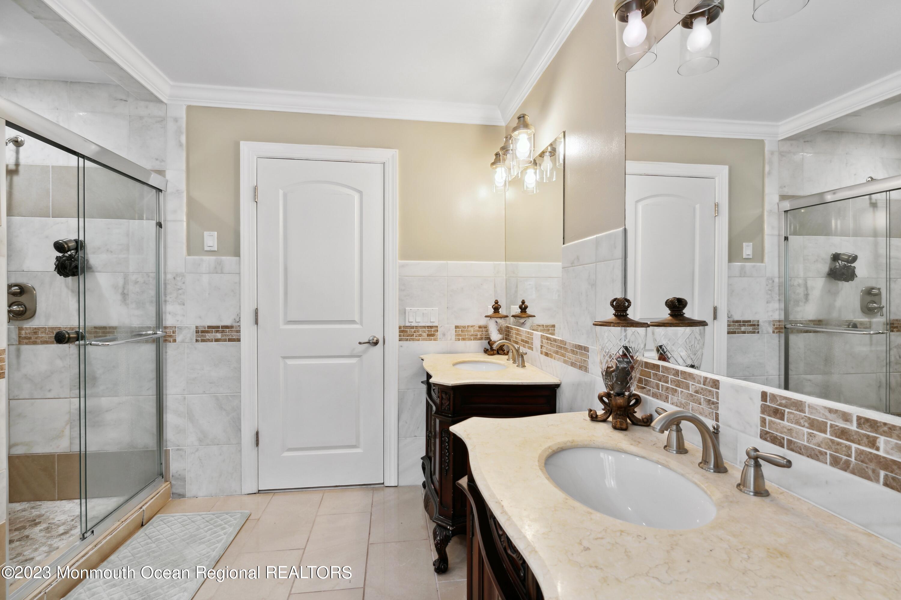 70 Bates Road Jackson, NJ 08527 - Photo 19 of 33 a bathroom with 2 sink tub and a mirror