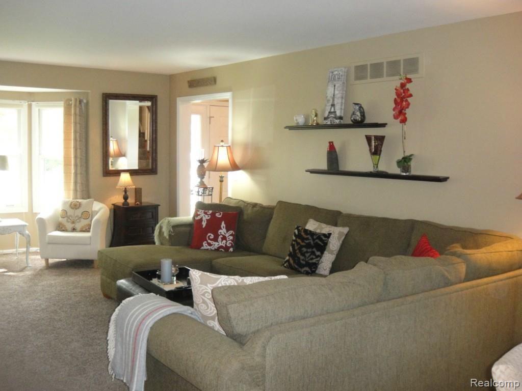 1522 Royal Crescent Street Rochester, MI 48306 - Photo 3 of 20 DSC02209.jpg