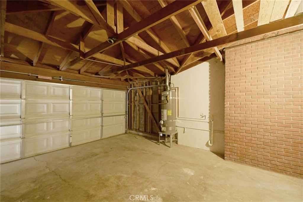 18190 Hiawatha Road Apple Valley, CA 92307 - Photo 21 of 28 Two car garage