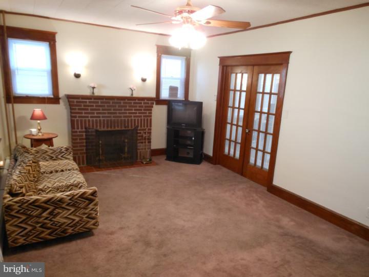 350 Carroll Street Riverside, NJ 08075 - Photo 6 of 12 Living Room