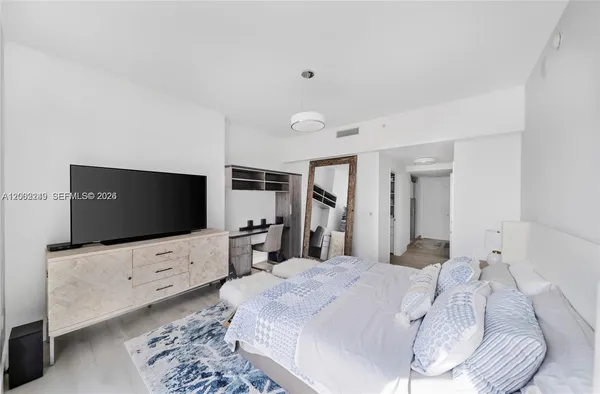 $5,500 | 92 Southwest 3rd Street, Unit 902, Miami, FL 33130