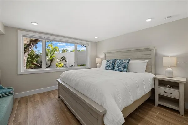 $3,999,000 | 5045 Oxford Drive, Sarasota, FL 34242