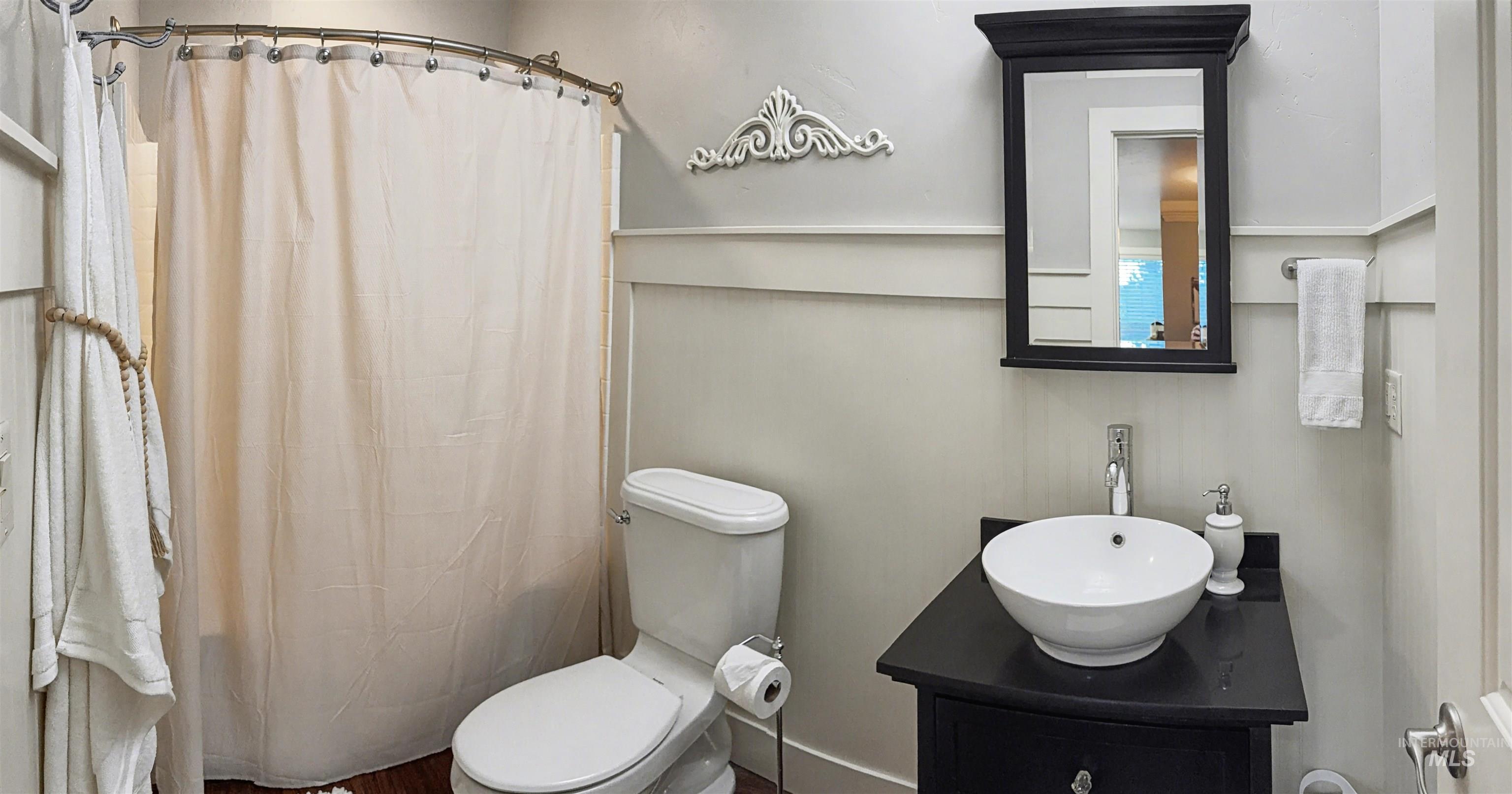 2425 South Chipper Way Eagle, ID 83616 - Photo 35 of 43 Full bathroom with a shower with curtain and vanity