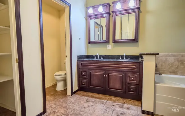 $950,000 | 1005 Viola Lane, Viola, ID 83872