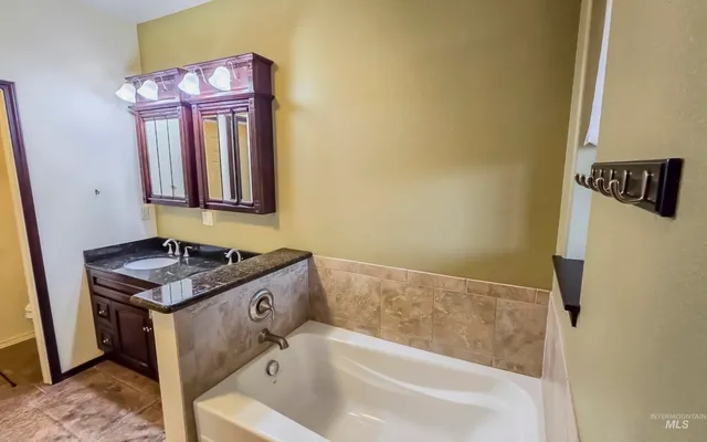 $950,000 | 1005 Viola Lane, Viola, ID 83872