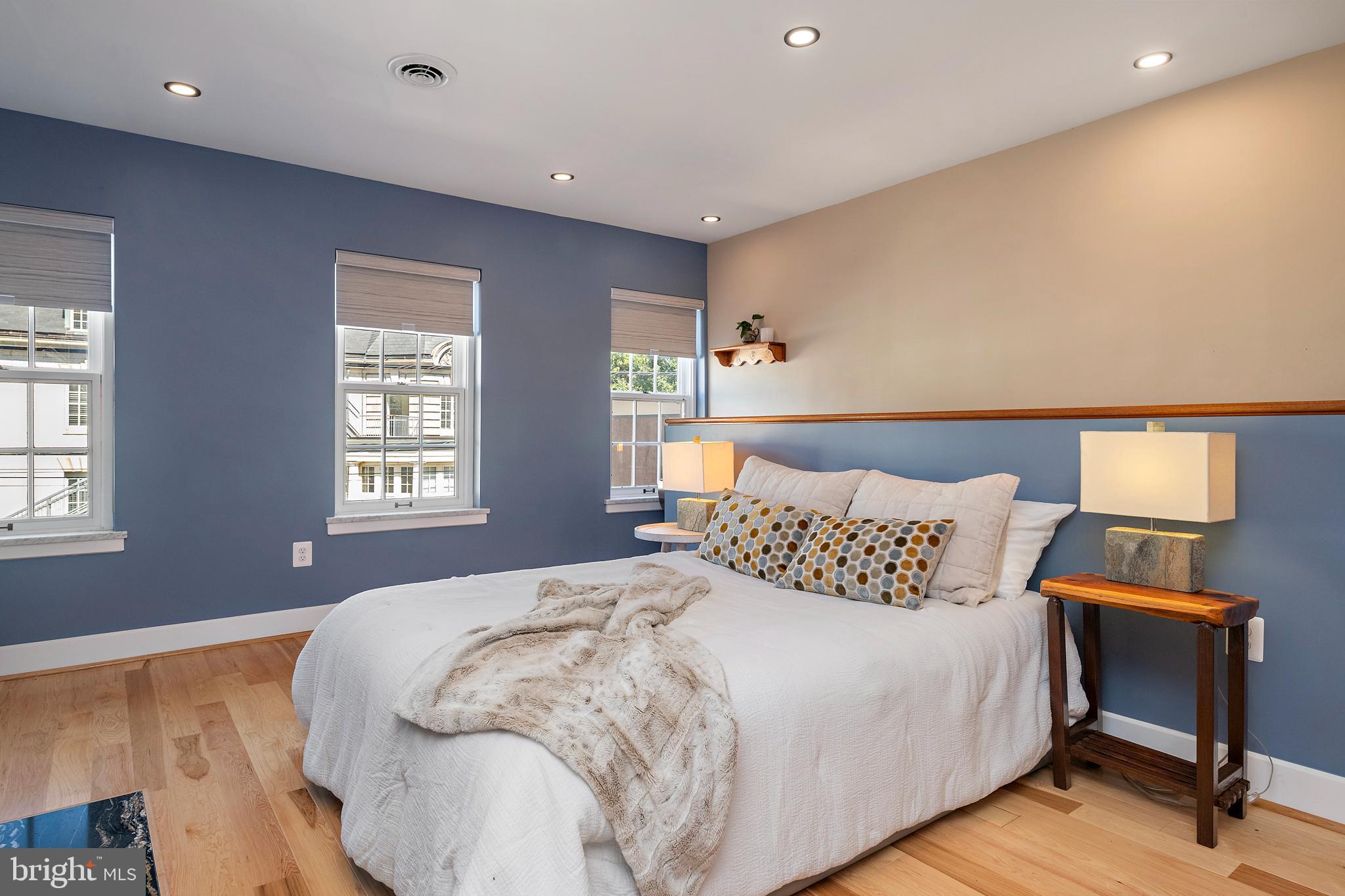 237 Hanover Street Annapolis, MD 21401 - Photo 36 of 48 a bedroom with a bed and a lamp