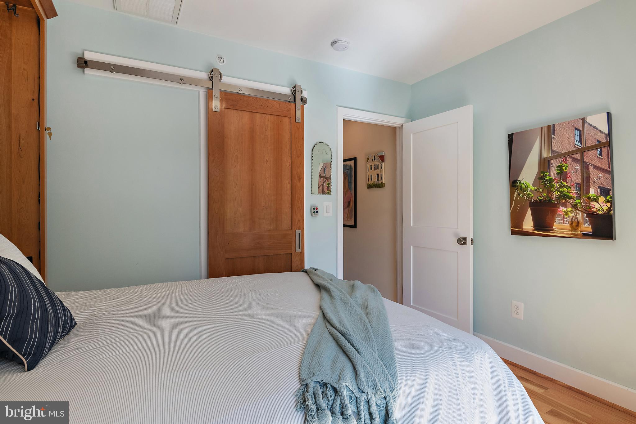 237 Hanover Street Annapolis, MD 21401 - Photo 44 of 48 a bedroom with a large bed and a window