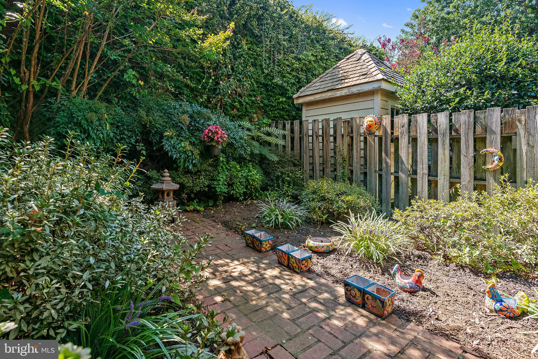 237 Hanover Street Annapolis, MD 21401 - Photo 5 of 48 a backyard of a house with lots of green space