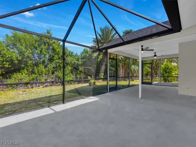 a view of a backyard