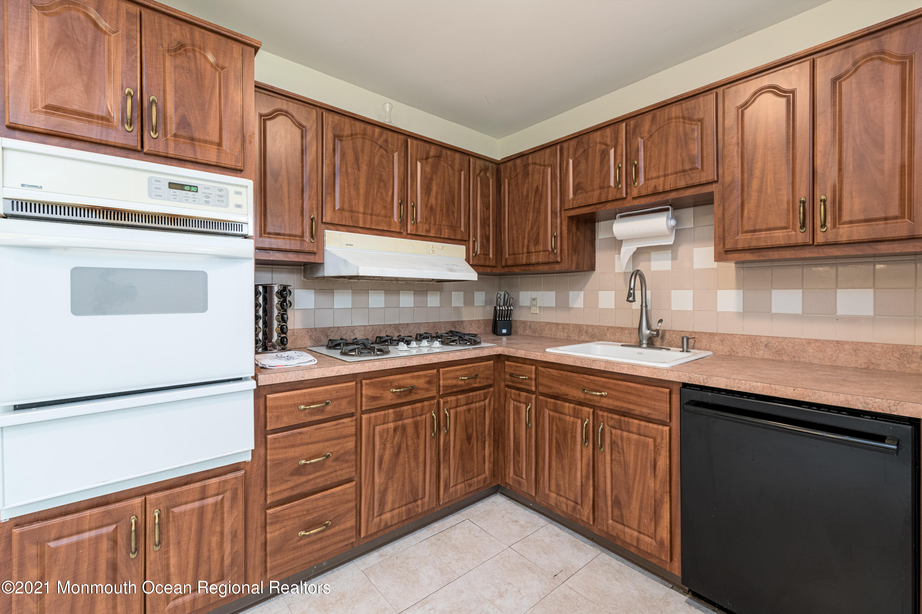 154 Newbury Road Howell, NJ 07731 - Photo 16 of 29 154_Newbury_Rd-16