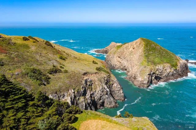 $2,900,000 | 50500 Buckhorn Cove Road East, Little River, CA 95456