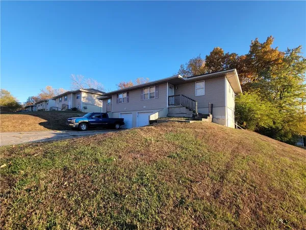 $350,000 | 325-327 Northwest 62nd Terrace, Gladstone, MO 64118