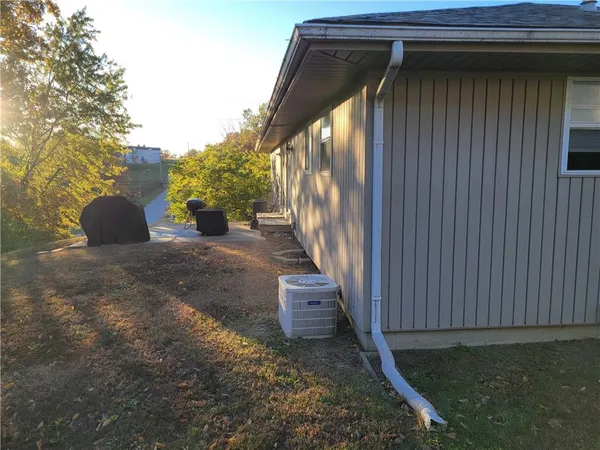 $350,000 | 325-327 Northwest 62nd Terrace, Gladstone, MO 64118