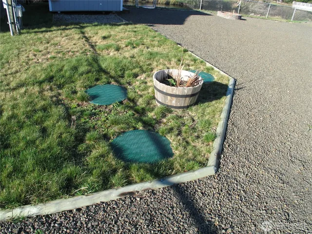 a view of a backyard