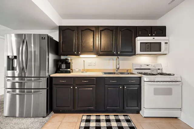 a view of yard with tree