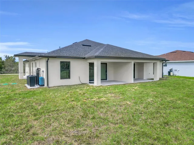 a view of a house with backyard and garden