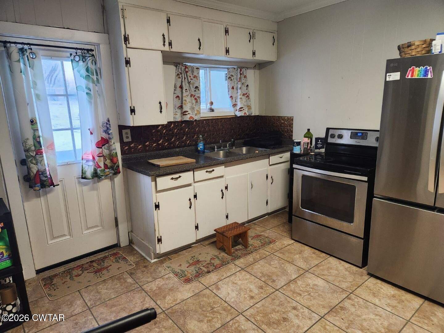 113 North West Street Rutherford, TN 38369 - Photo 17 of 24 a kitchen with granite countertop a stove and a refrigerator