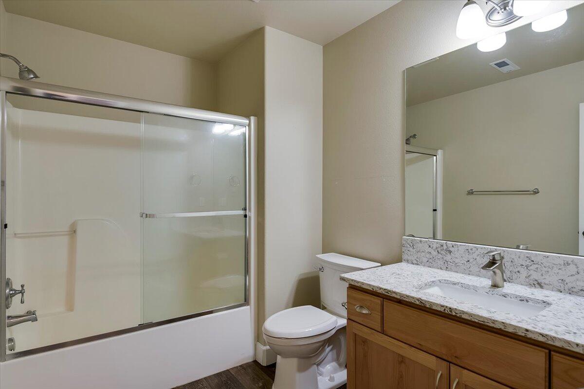 20370 Murphy Road Bend, OR 97702 - Photo 21 of 33 Upstairs FULL Bath, conveniently located near 2nd and 3rd Bedrooms