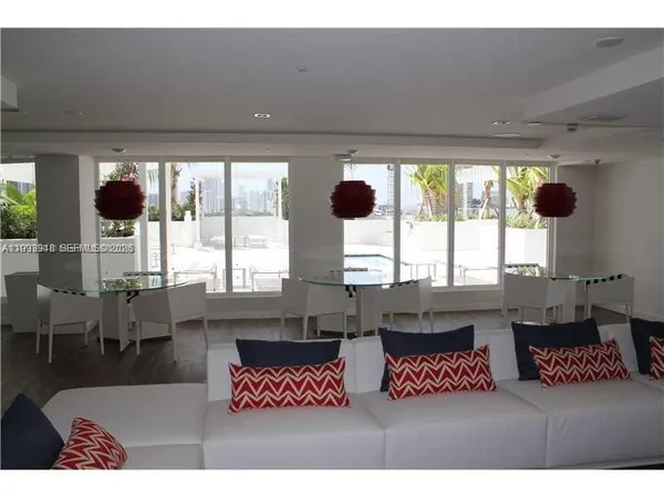 $394,000 | 4250 Biscayne Boulevard, Unit 815, Miami, FL 33137