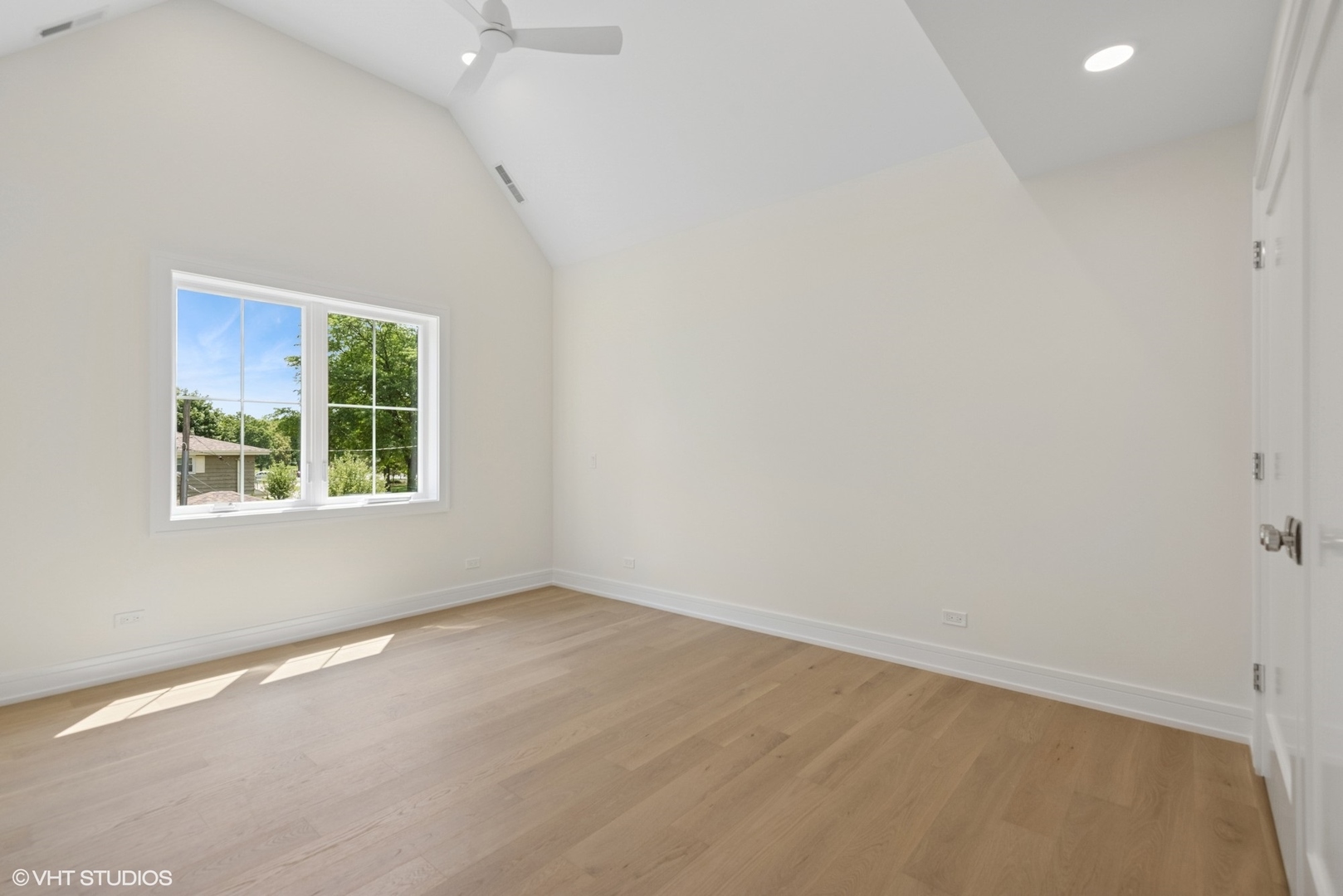 227 South Mitchell Avenue Arlington Heights, IL 60005 - Photo 24 of 40 an empty room with a window