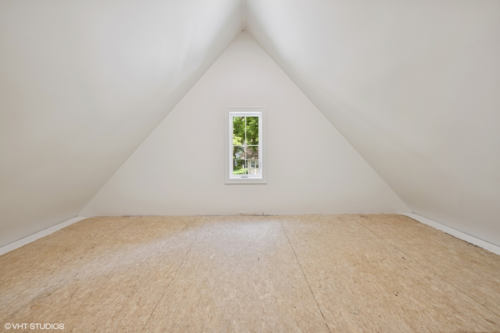 227 South Mitchell Avenue Arlington Heights, IL 60005 - Photo 28 of 40 an empty room with windows