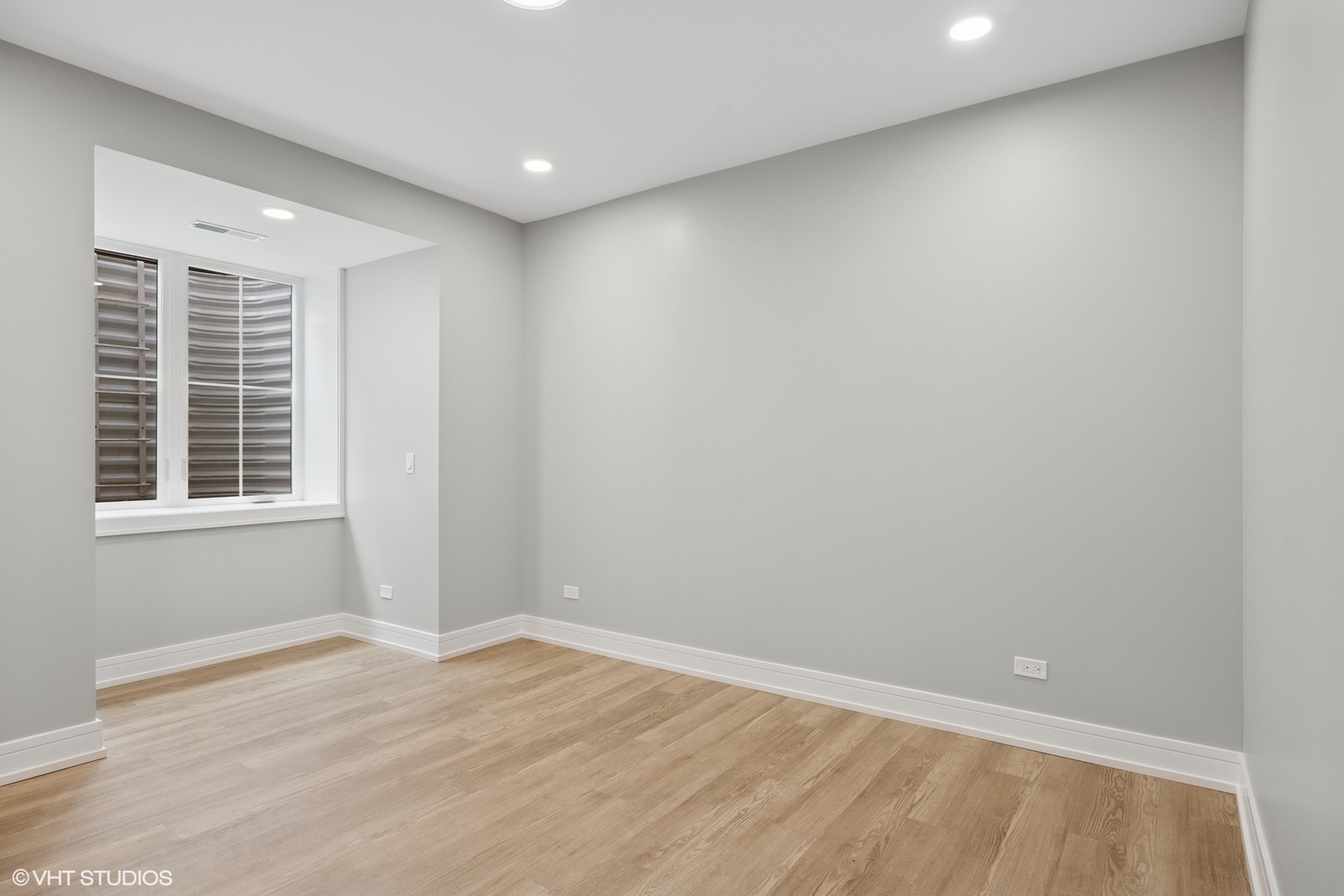 227 South Mitchell Avenue Arlington Heights, IL 60005 - Photo 33 of 40 an empty room with wooden floor and windows