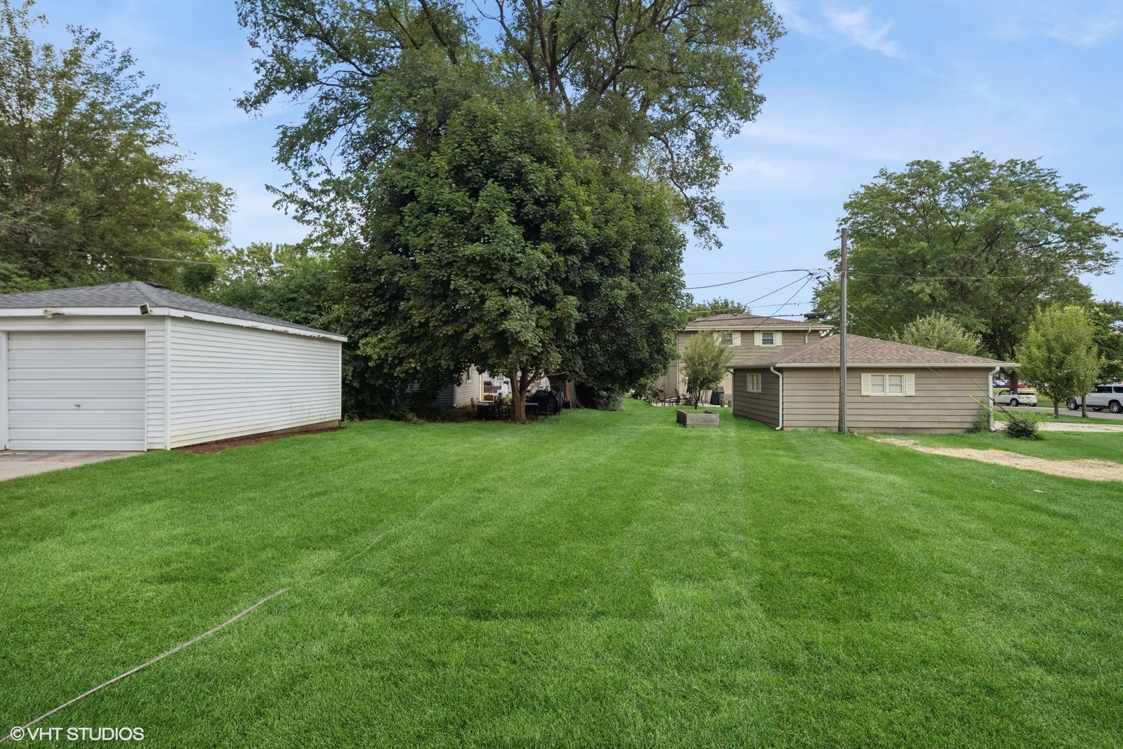 227 South Mitchell Avenue Arlington Heights, IL 60005 - Photo 36 of 40 a view of a backyard with a garden and entertaining space