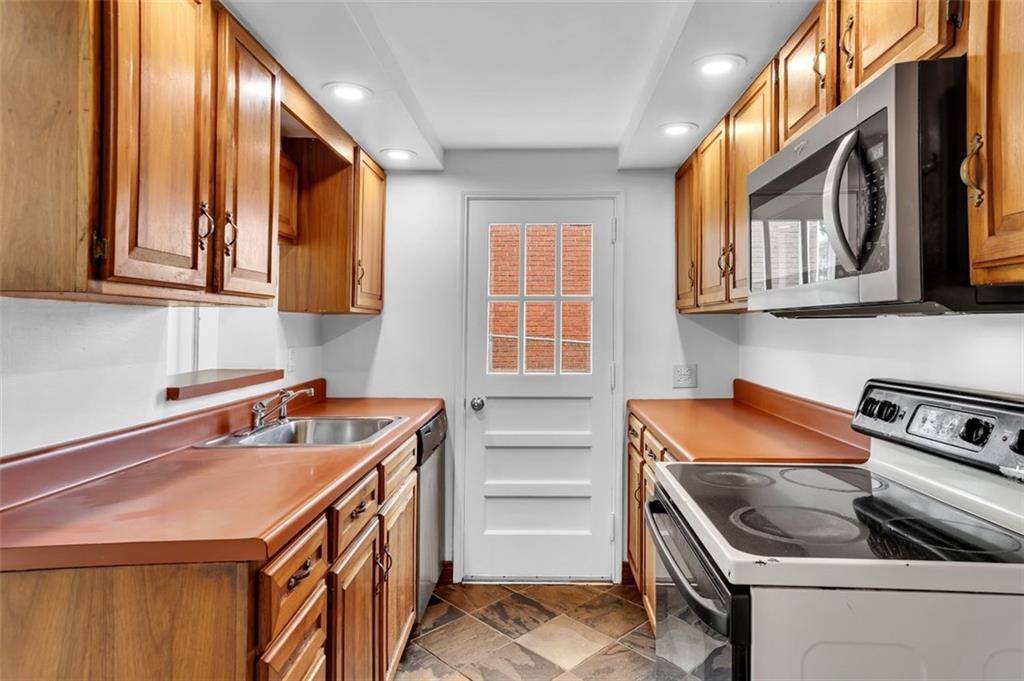 5352 Highgrove Road Pittsburgh, PA 15234 - Photo 11 of 31 Gallery Image 11