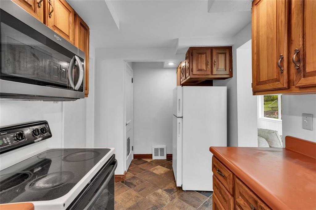 5352 Highgrove Road Pittsburgh, PA 15234 - Photo 12 of 31 Gallery Image 12