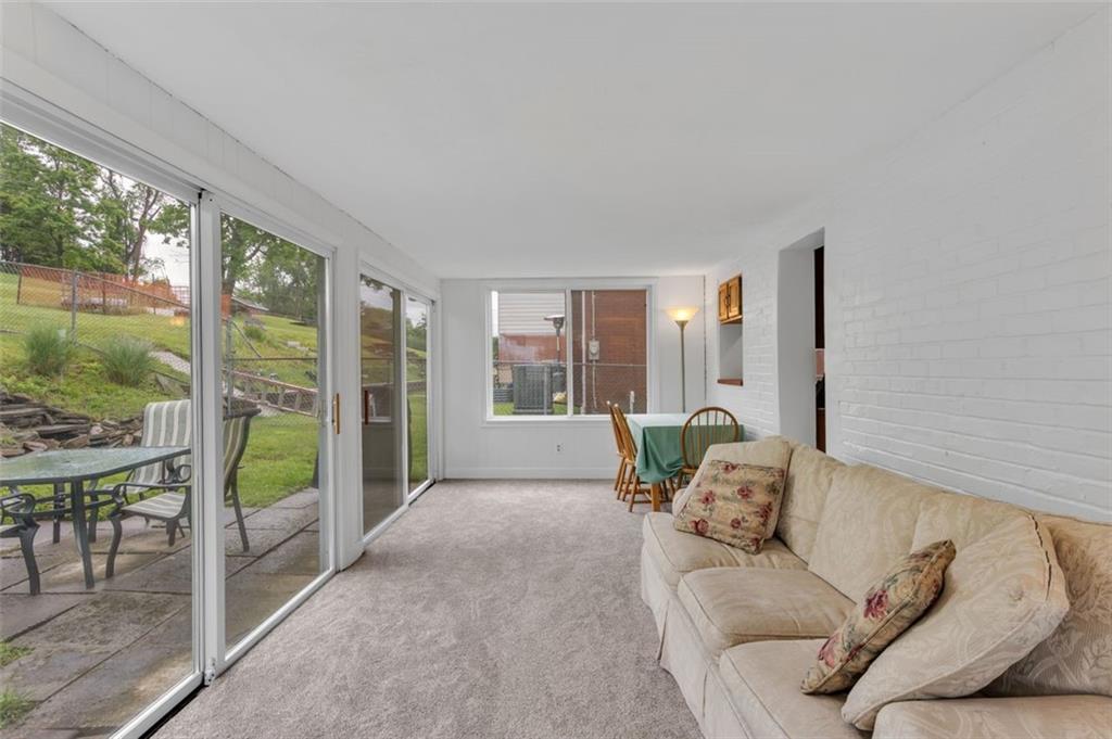 5352 Highgrove Road Pittsburgh, PA 15234 - Photo 15 of 31 Gallery Image 15