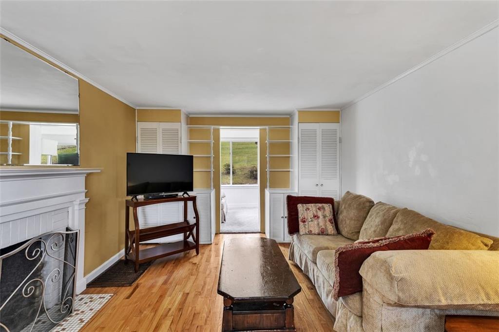 5352 Highgrove Road Pittsburgh, PA 15234 - Photo 3 of 31 Gallery Image 3