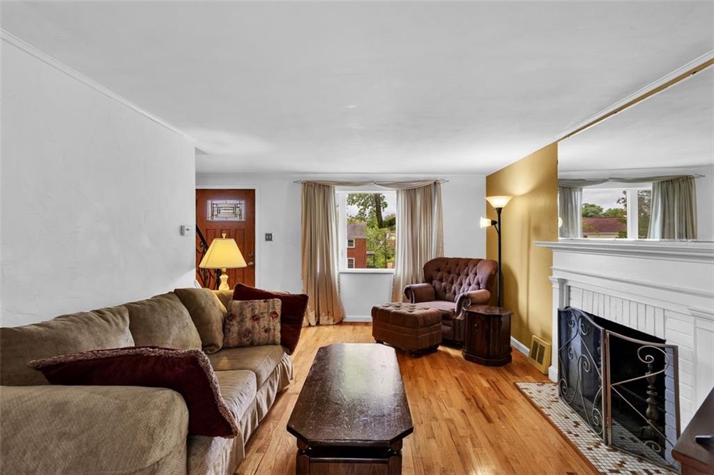5352 Highgrove Road Pittsburgh, PA 15234 - Photo 4 of 31 Gallery Image 4
