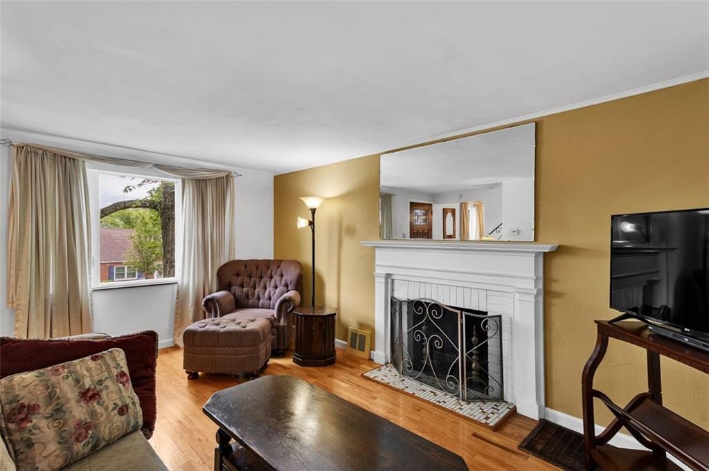 5352 Highgrove Road Pittsburgh, PA 15234 - Photo 5 of 31 Gallery Image 5