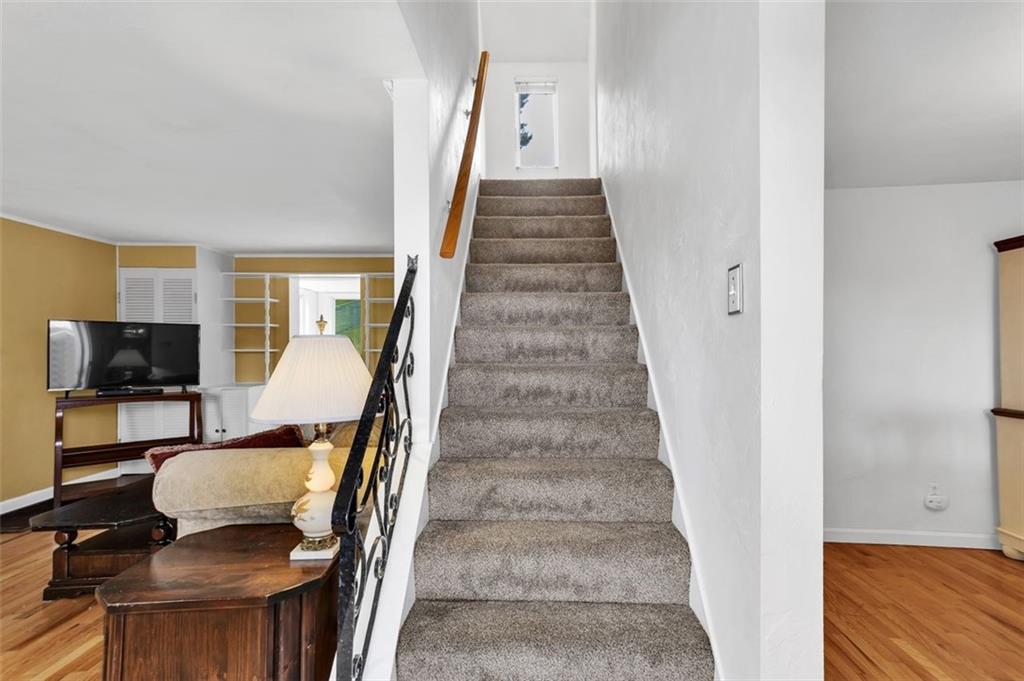 5352 Highgrove Road Pittsburgh, PA 15234 - Photo 6 of 31 Gallery Image 6