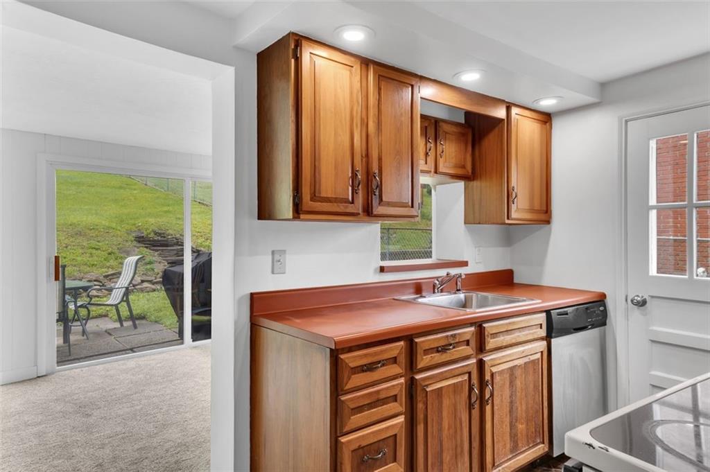 5352 Highgrove Road Pittsburgh, PA 15234 - Photo 10 of 31 Gallery Image 10