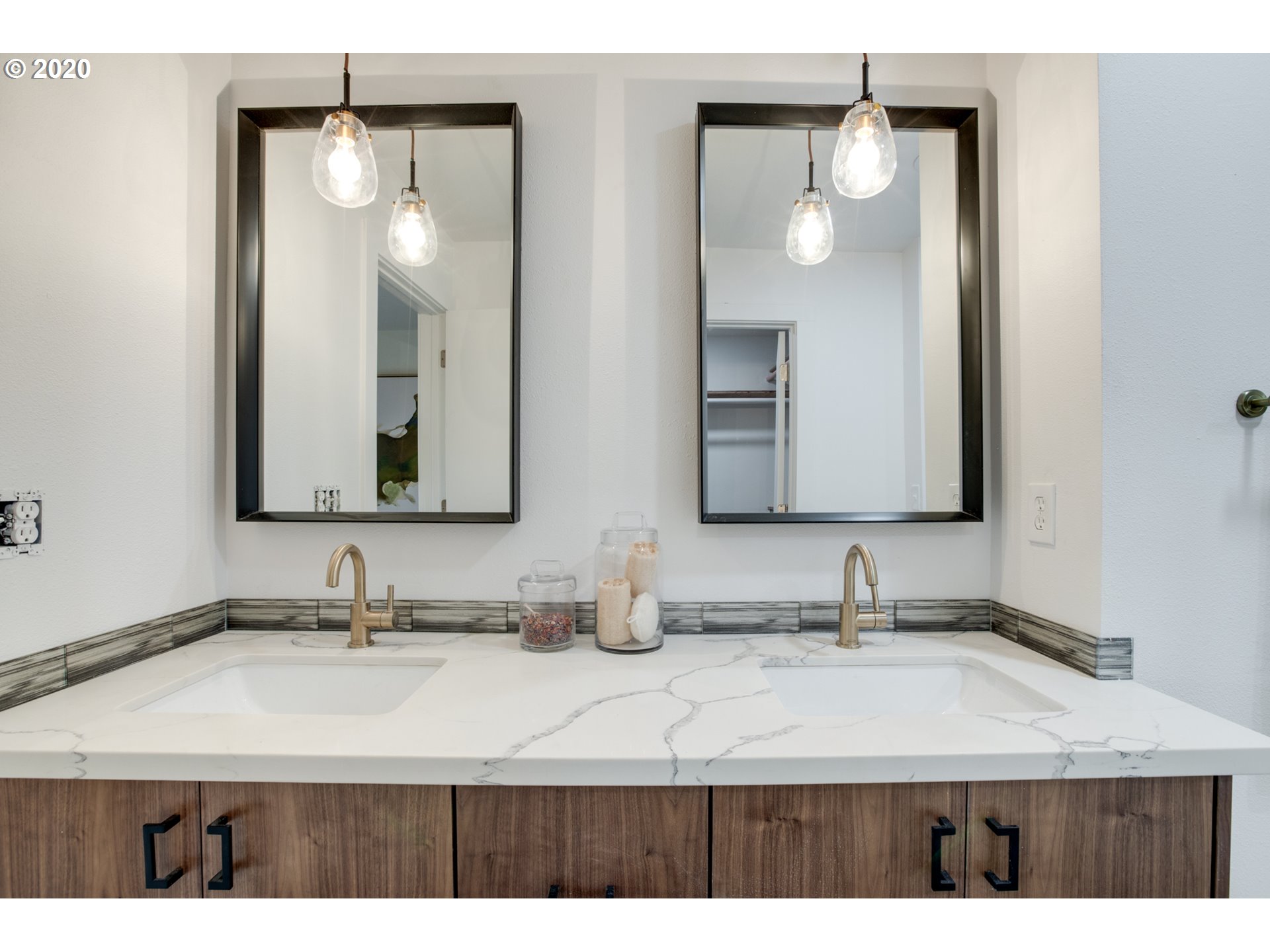 12227 Southwest Lesser Road Portland, OR 97219 - Photo 17 of 31 Gallery Image 17