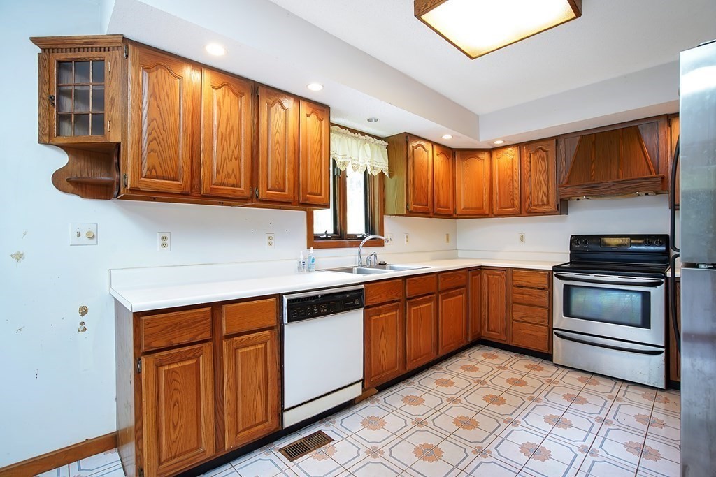 43 Robbins Road Monson, MA 01057 - Photo 12 of 36