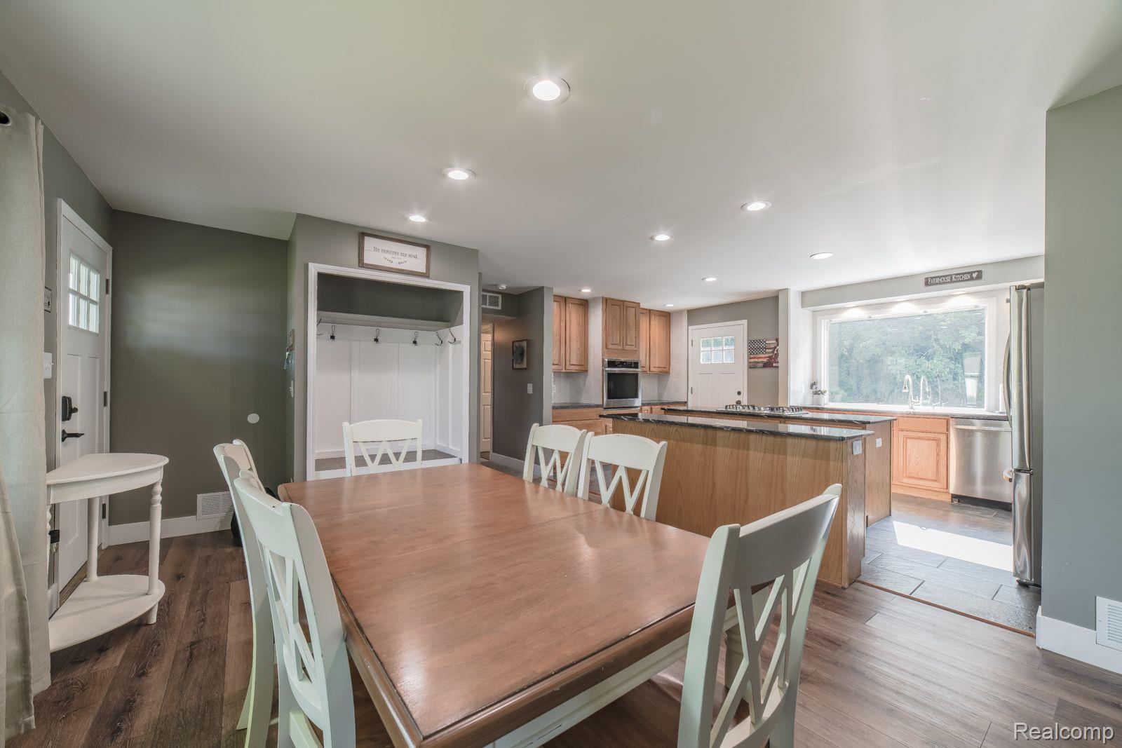 2007 Henbert Road West Bloomfield, MI 48324 - Photo 9 of 54