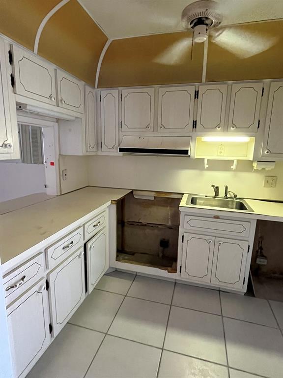 2050 Northeast 39th Street, Unit 312E Lighthouse Point, FL 33064 - Photo 3 of 17 a kitchen with cabinets and appliances