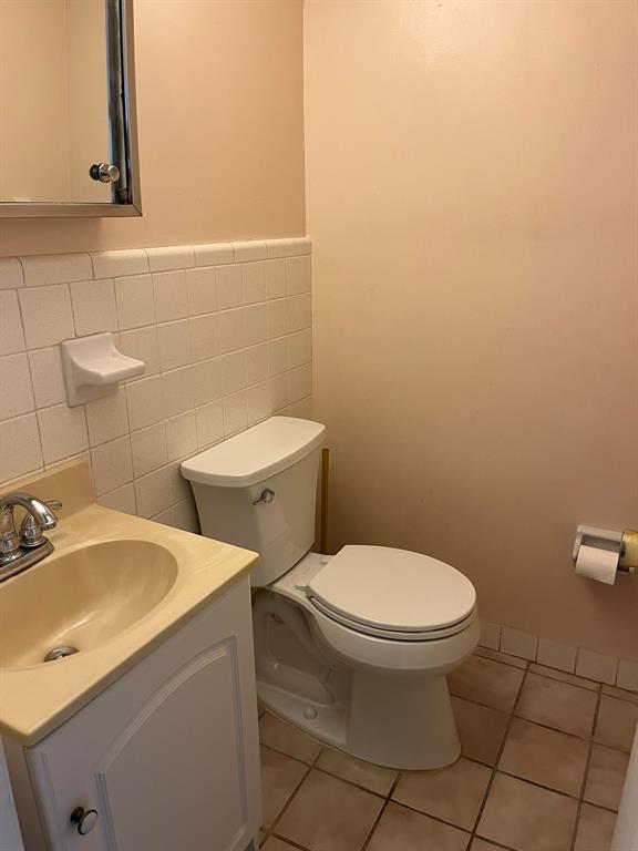 2050 Northeast 39th Street, Unit 312E Lighthouse Point, FL 33064 - Photo 5 of 17 a bathroom with a toilet and a sink